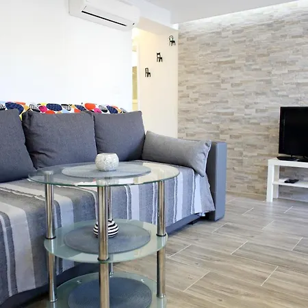 Pearl Apartment Split