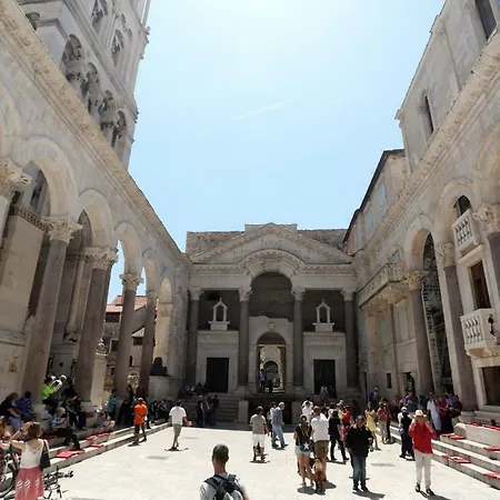 Apartment Pearl Split